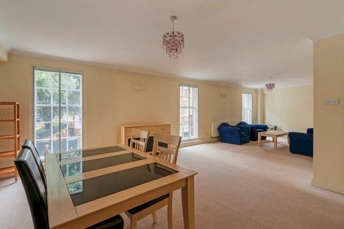 2 Bedroom Flat To Rent In Thames Street Windsor, SL4