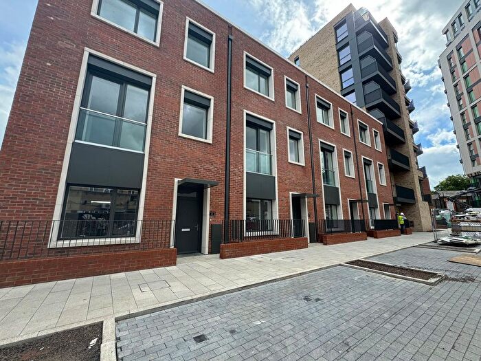 3 Bedroom Town House To Rent In Essex Place, London, W4