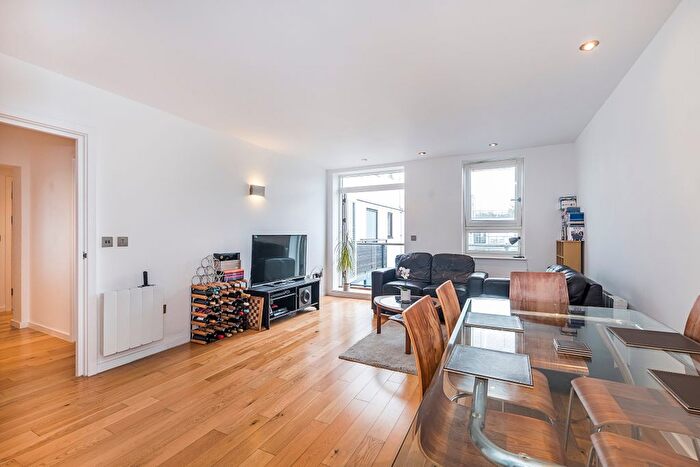 3 Bedroom Flat To Rent In The Retreat, Earlsfield, SW18