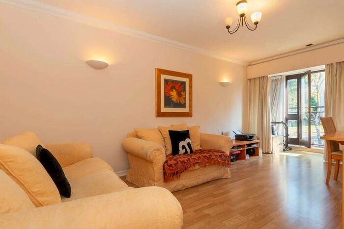 2 Bedroom Flat To Rent In Balmoral Court, Scotland Street, B1