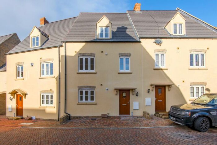 3 Bedroom Town House To Rent In Buttercross Lane, Witney, OX28
