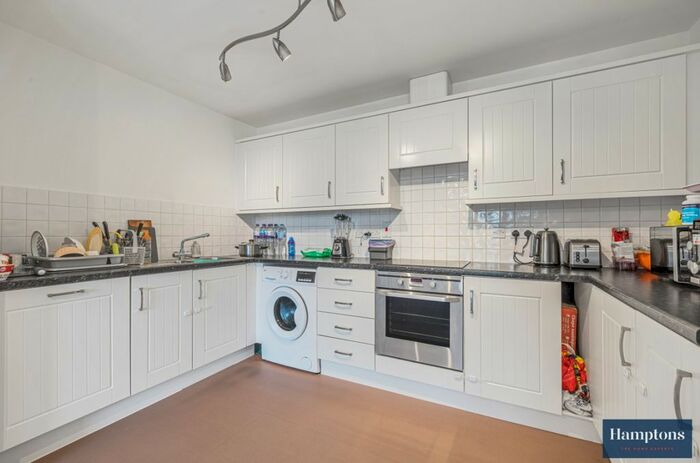 2 Bedroom Flat To Rent In Victoria Avenue, West Molesey, KT8