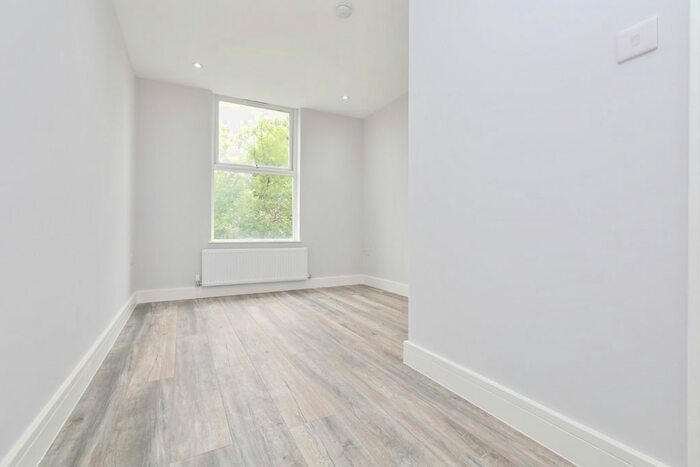 3 Bedroom Flat To Rent In Bounds Green Road, London, N22