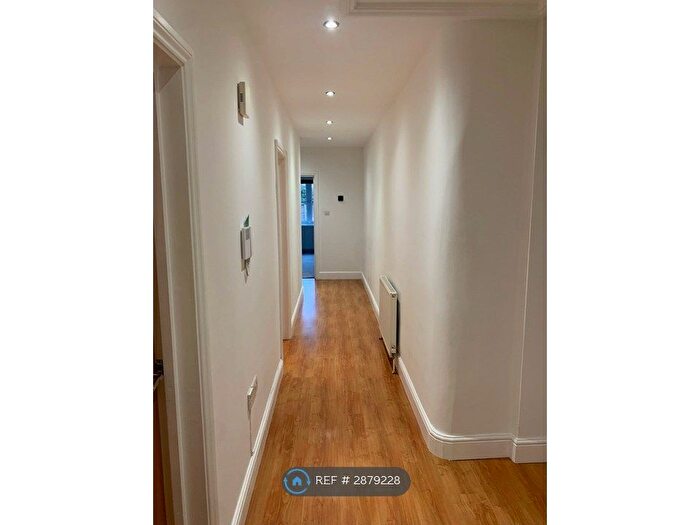 2 Bedroom Flat To Rent In Park Road, London, N14