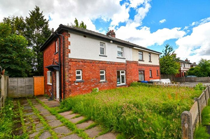 3 Bedroom Semi-Detached House For Sale In Warwick Road, Atherton, M46