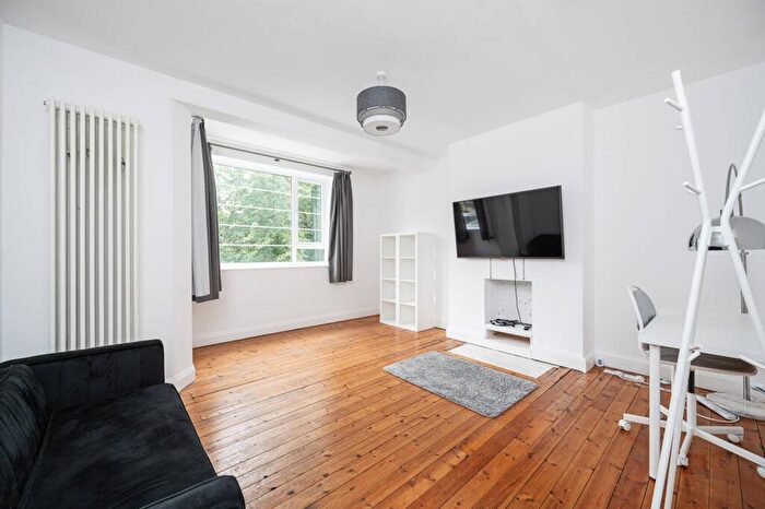2 Bedroom Flat To Rent In Damien Street, Stepney, London, E1
