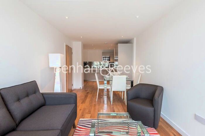 1 Bedroom Flat To Rent In Goldhawk Road, Shepherd's Bush, W12