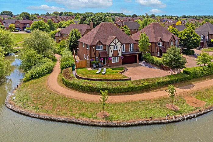 5 Bedroom Detached House For Sale In Luxborough Grove, Furzton, MK4