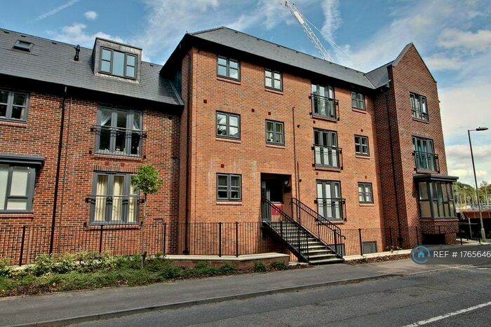 2 Bedroom Flat To Rent In Carter Court, Hook, RG27