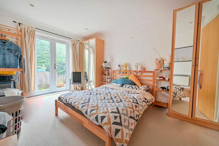 2 Bedroom Flat To Rent In West Byfleet, West Byfleet, KT14