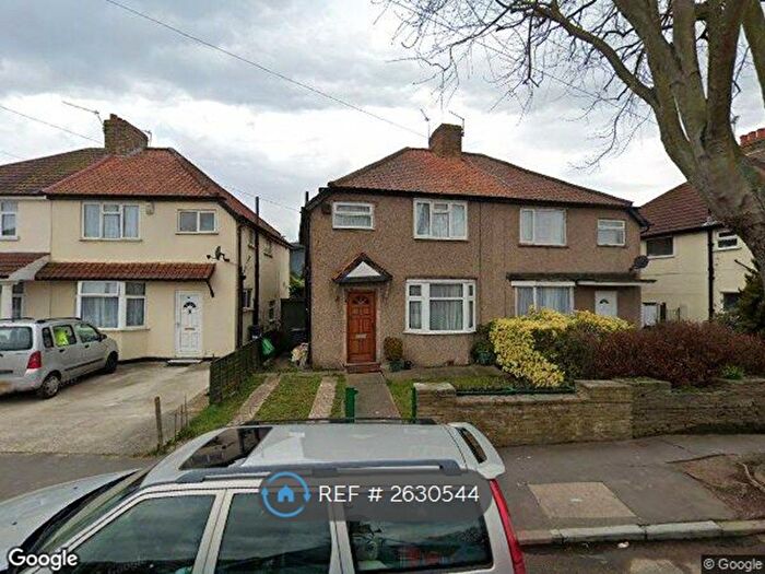 Studio To Rent In Wallnut Tree Road, Hounslow, TW5