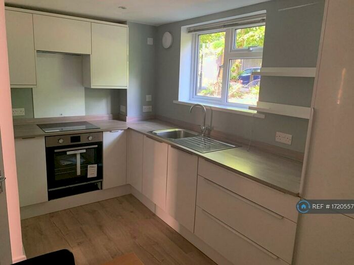 2 Bedroom Flat To Rent In Trotsworth Court, Virginia Water, Surrey, GU25