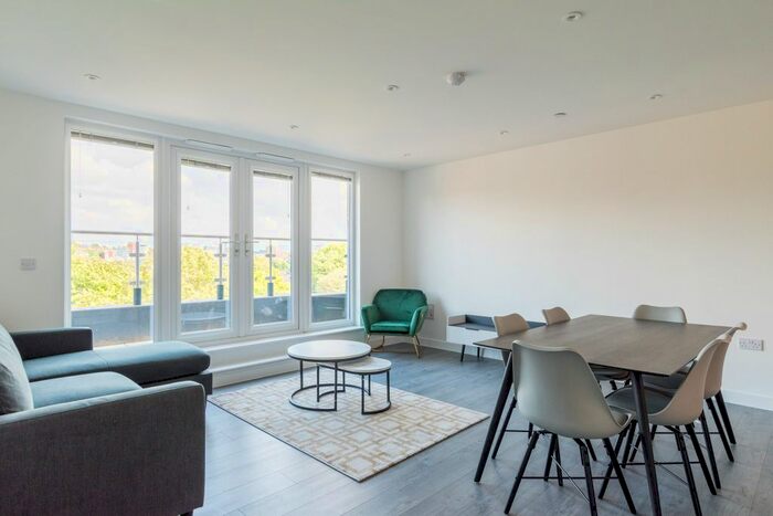 3 Bedroom Flat To Rent In Burley Road, Burley, Leeds, LS4