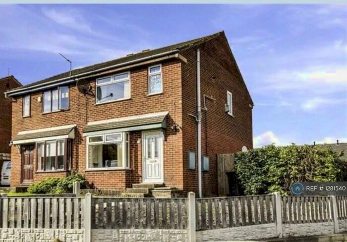 3 Bedroom Semi-Detached House To Rent In Beechcroft View, Leeds, LS11