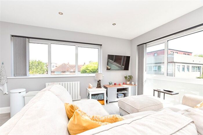 2 Bedroom Flat For Sale In South Street, Dorking, Surrey, RH4