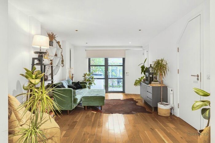 2 Bedroom Mews To Rent In Buckingham Road, Hackney, London, N1