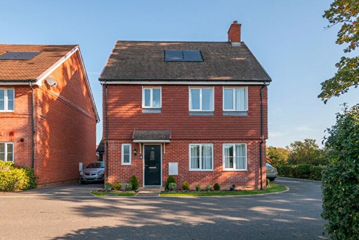 3 Bedroom Detached House To Rent In Tanner Crescent, Horley, Surrey, RH6