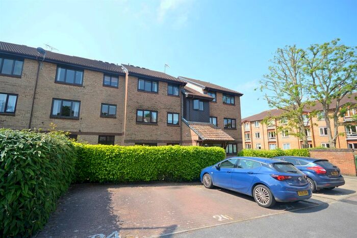 2 Bedroom Flat To Rent In Wallis Way, Horsham, West Sussex, RH13