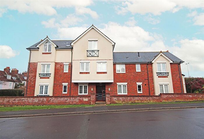 2 Bedroom Flat To Rent In St. Thomas Park, Lymington, SO41