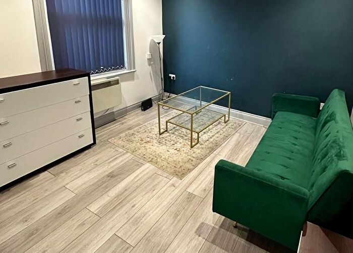 3 Bedroom Maisonette To Rent In Castle Street, Reading, RG1