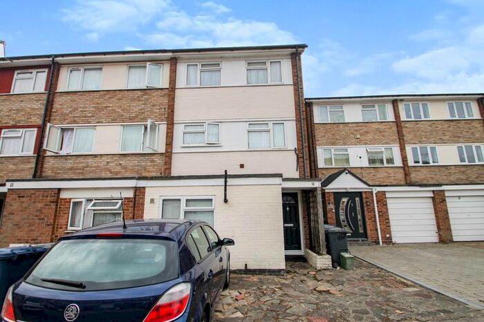 2 Bedroom Flat To Rent In Merlin Close, Yeading, Hayes, UB5