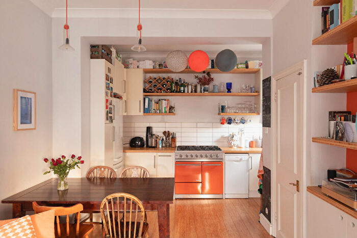 2 Bedroom Mews For Sale In Grosvenor Park, Camberwell, SE5