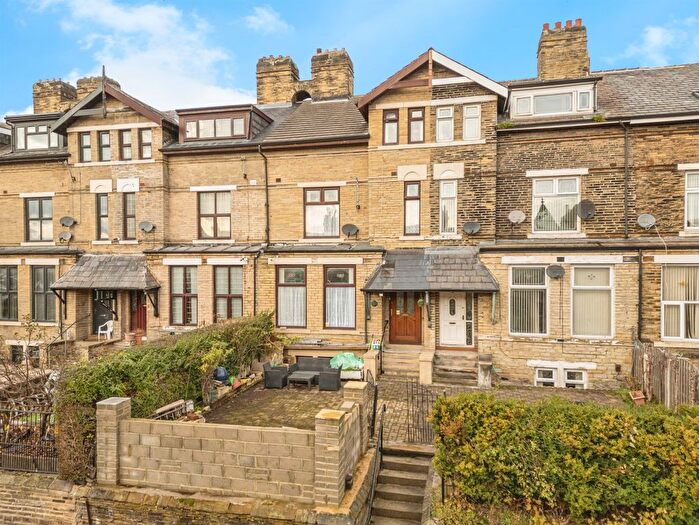 7 Bedroom Terraced House For Sale In Whites View, Bradford, BD8