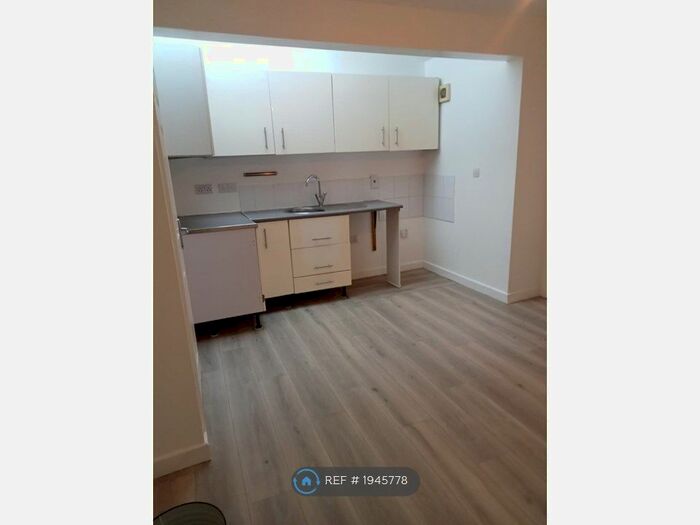 2 Bedroom Flat To Rent In Rodbourne Road, Swindon, SN2