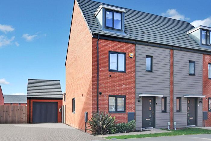 4 Bedroom Semi-Detached House For Sale In Fitzhugh Rise, Wellingborough, NN8