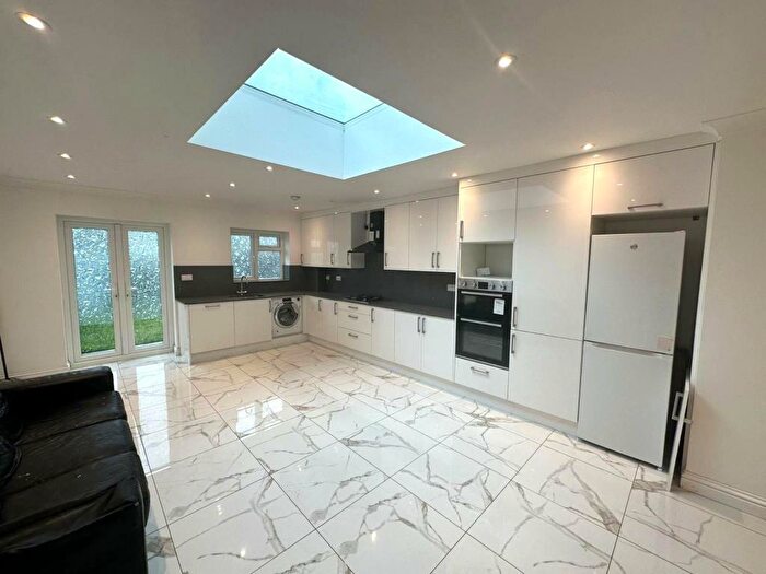 4 Bedroom Semi-Detached House To Rent In Slough, Berkshire, SL1