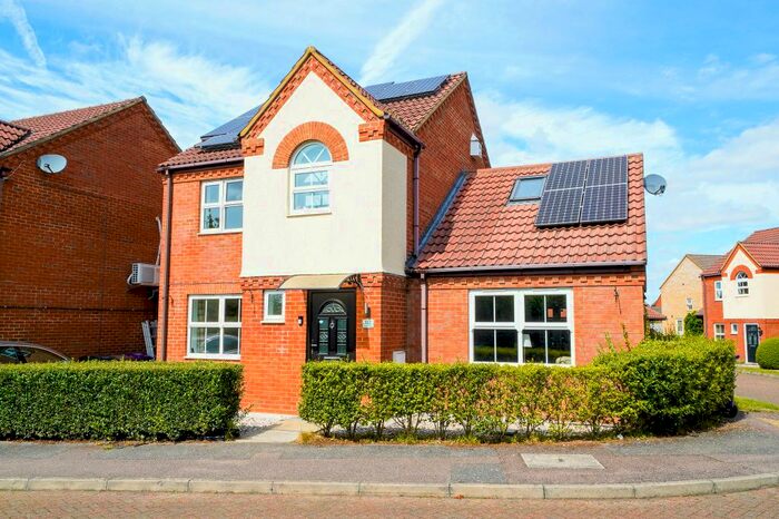 3 Bedroom Link Detached House To Rent In Redwing Rise, Royston SG8