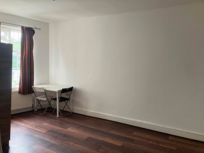 6 Bedroom Flat To Rent In Hewett Road, Becontree, Dagenham, RM8