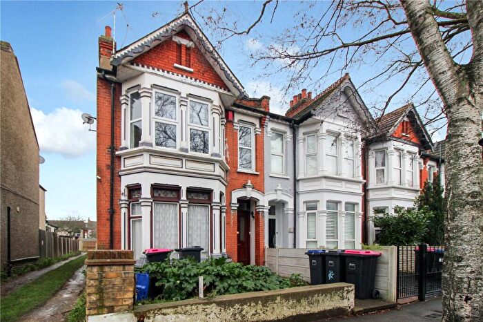 2 Bedroom Apartment For Sale In Wimborne Road, Southend-on-Sea, Essex, SS2