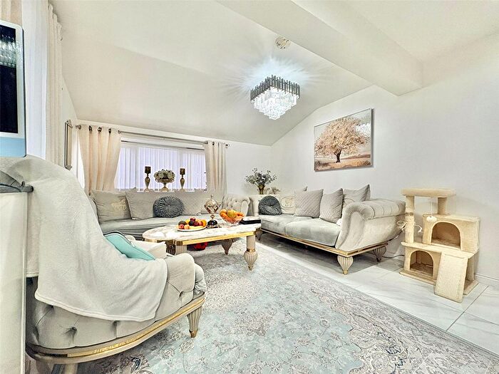 3 Bedroom Flat To Rent In Heath Road, Hounslow, TW3