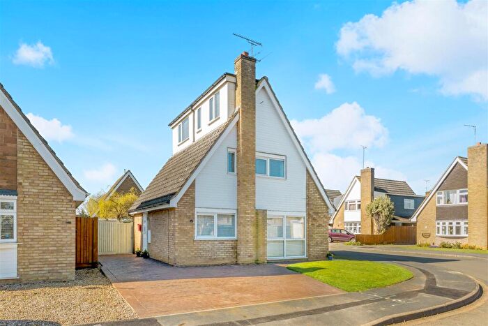 3 Bedroom Detached House For Sale In Heathcote Avenue, Banbury, OX16