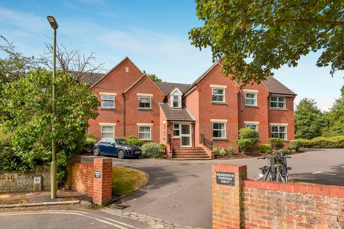2 Bedroom Apartment To Rent In North Way, Headington, OX3