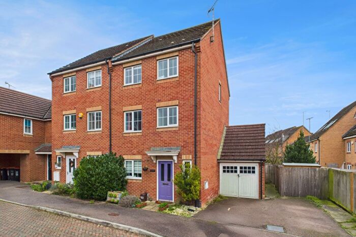 4 Bedroom Semi-detached House For Sale In Johnson Drive, Leighton Buzzard, LU7