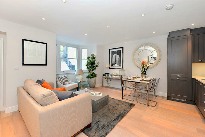 2 Bedroom Apartment To Rent In Redcliffe Gardens, Earls Court, SW10