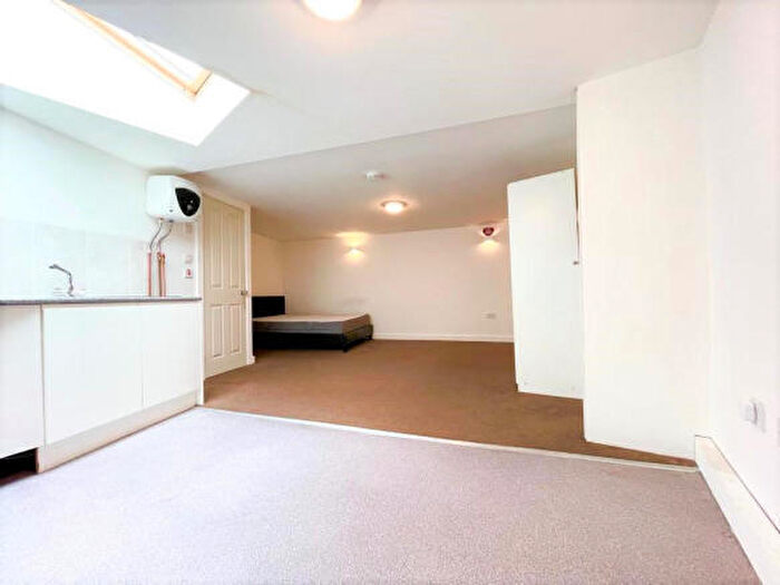 Flat To Rent In Queens Road, SE14