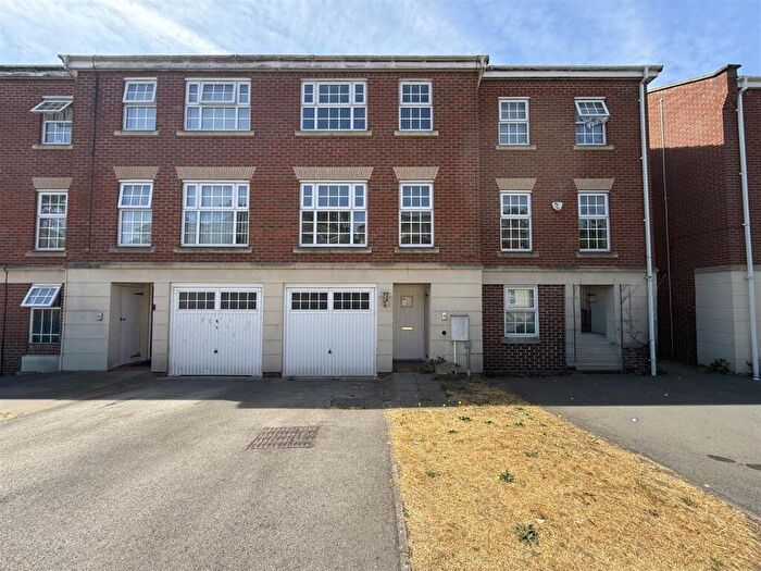 3 Bedroom Town House For Sale In Woodhouse Close, Worksop, S80