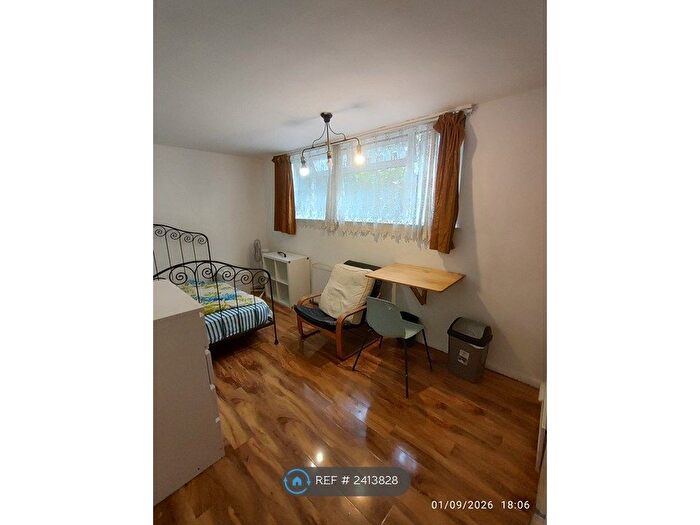 Studio To Rent In Steele Road, London, N17