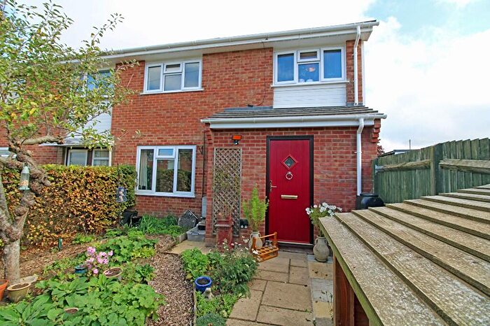 3 Bedroom End Of Terrace House For Sale In Poultons Close, Overton, RG25