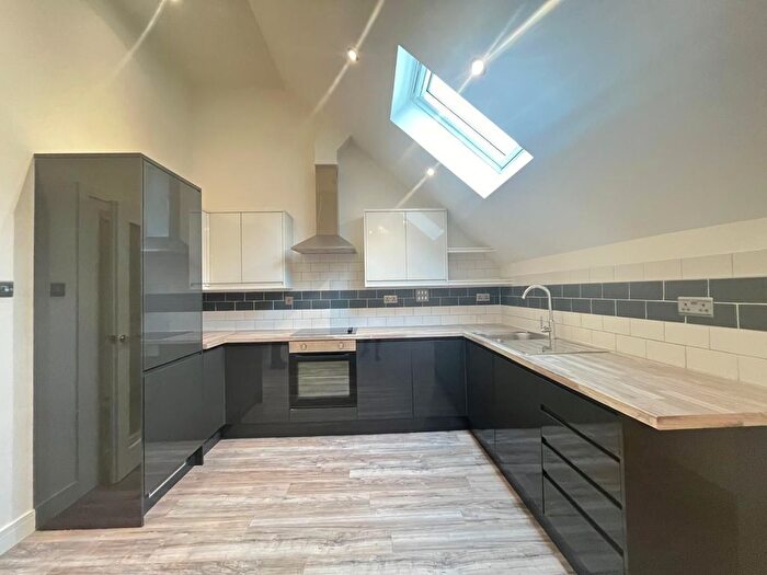 2 Bedroom Flat To Rent In Flat, London Road North, Merstham, Redhill, RH1