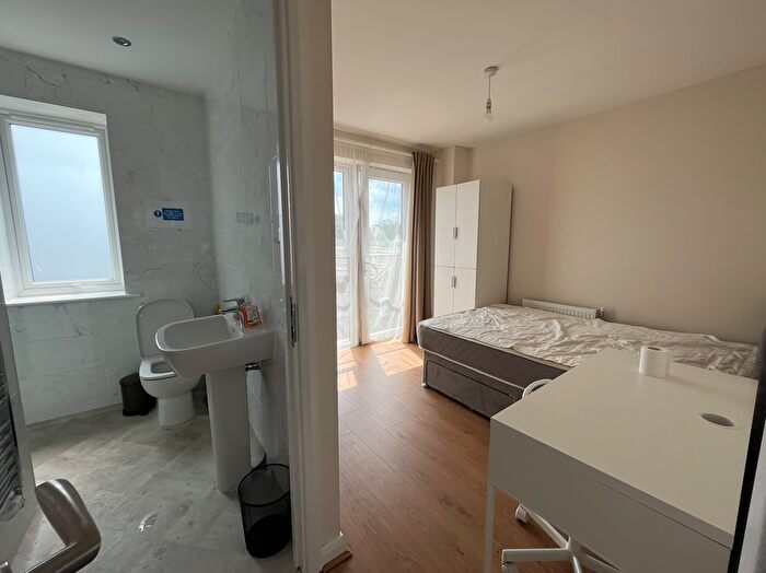 4 Bedroom Town House To Rent In Milnrow Close, Manchester, M13