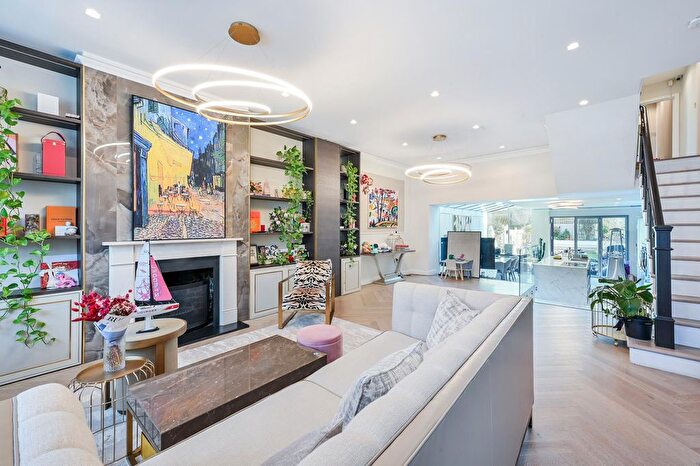 4 Bedroom Flat To Rent In Chelsham Road, Clapham, London, SW4