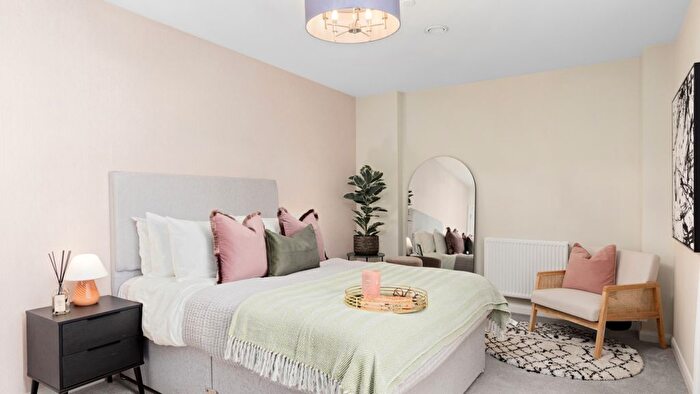 3 Bedroom Flat To Rent In Cranton Avenue, Hayes, UB3