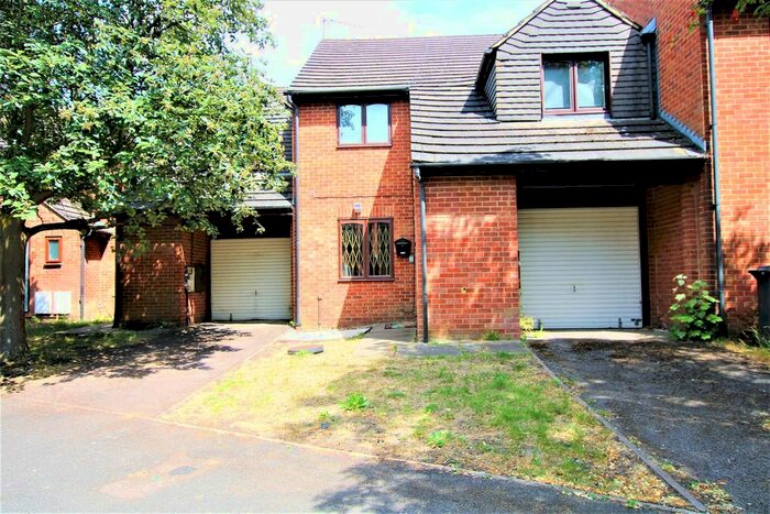 5 Bedroom Semi-Detached House To Rent In Wheatley Close, Hendon, NW4