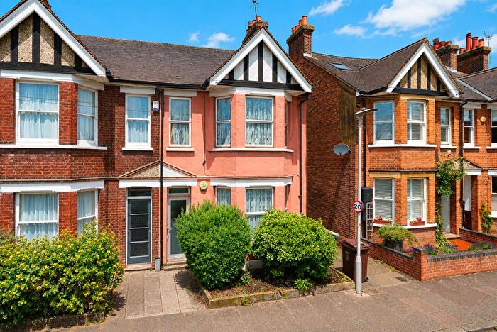 3 Bedroom Semi-Detached House For Sale In Glenferrie Road, St. Albans, AL1
