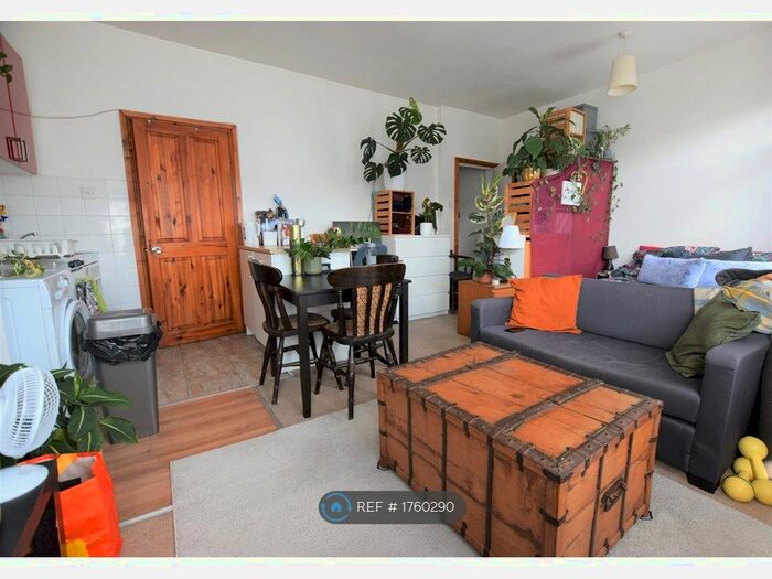 Studio To Rent In Melrose Avenue, London, NW2