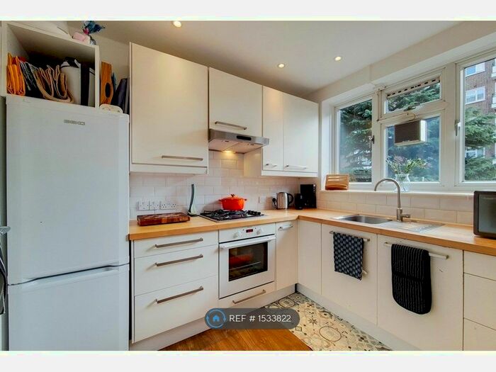 3 Bedroom Flat To Rent In Oliver House, London, SW8